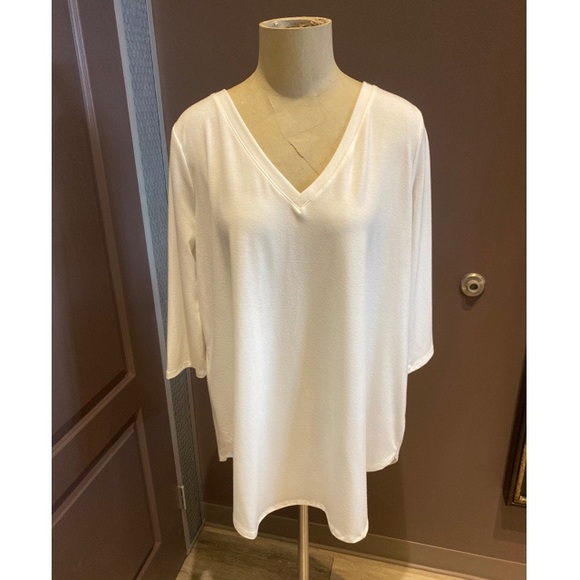 Flowy vneck basic top - Picture 1 of 3